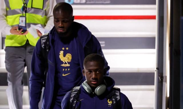 法国男足在卡塔尔的下机照火了：全是黑人，以为非洲球队来了