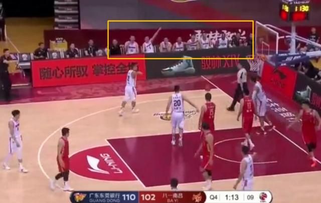 广东男篮替补席做出前场球手势，却被裁判吹技术犯规，刘权标一脸懵圈，你怎么看图6