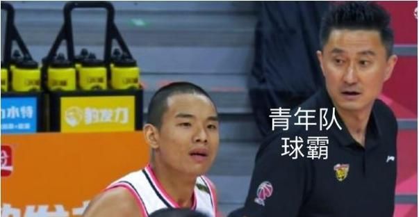 广东男篮替补席做出前场球手势，却被裁判吹技术犯规，刘权标一脸懵圈，你怎么看图9
