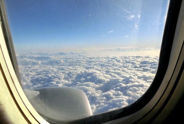 飞机上拍蓝天白云照片图1