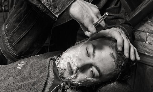 有人说现在高档的理发店不给顾客刮胡子，老式的传统理发店却有这项服务，对此你怎么看为什么呢图2