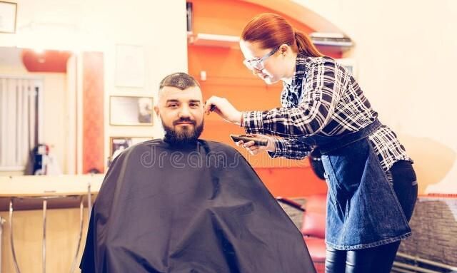 有人说现在高档的理发店不给顾客刮胡子，老式的传统理发店却有这项服务，对此你怎么看为什么呢图6