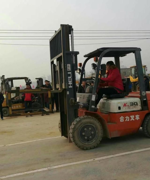 郑州发达技术学校——女孩子也可以学习挖掘机、叉车、铲车