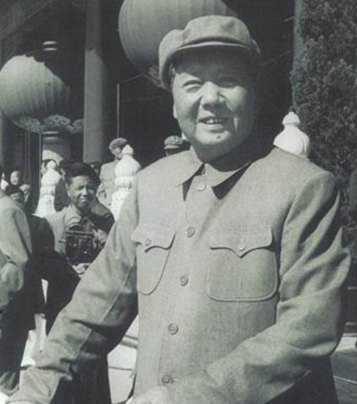 建国前夕，有人提议把新中国简称为中华民国，毛主席让大家来讨论