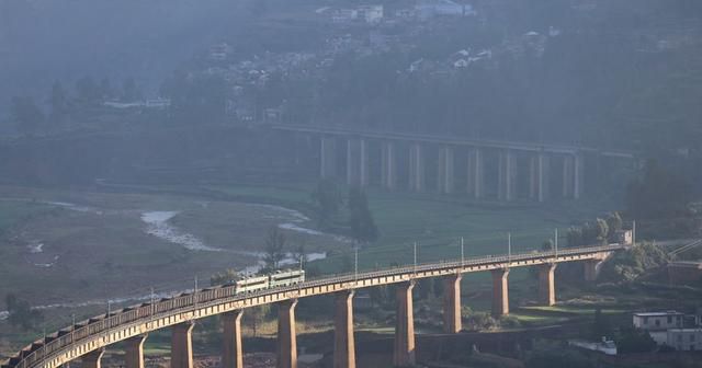 火车过桥为什么要鸣笛，贵州深山峡谷的火车为什么经过要鸣笛图2