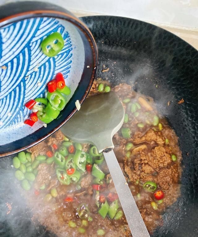 简单的毛豆炒牛肉，肉香豆翠，浓汁浓味，一不留神吃了2碗米饭