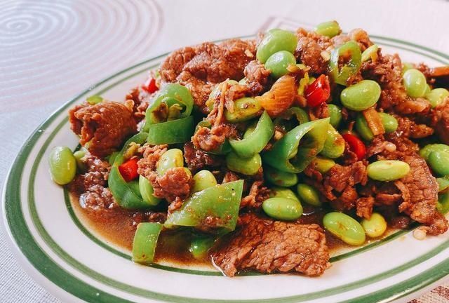 简单的毛豆炒牛肉，肉香豆翠，浓汁浓味，一不留神吃了2碗米饭