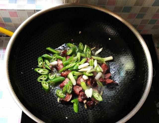 腊鸭腿的正确吃法，搭配这食材一炒，不咸不发柴，又香又辣很下饭