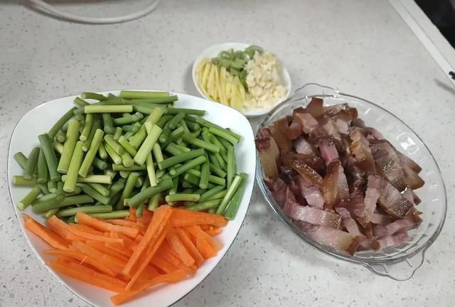 农村腊肉，这样炒着吃，肥而不腻，你可以试试