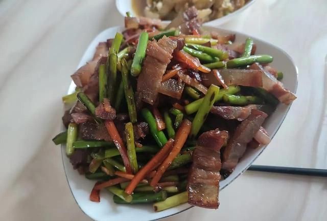 农村腊肉，这样炒着吃，肥而不腻，你可以试试