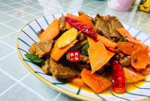 牛肉跟胡萝卜也很配，简单一炒，成就鲜香美味