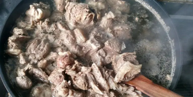 “清炖羊肉”做法，肉烂汤香，洁白鲜美无膻味，营养滋补全家爱吃