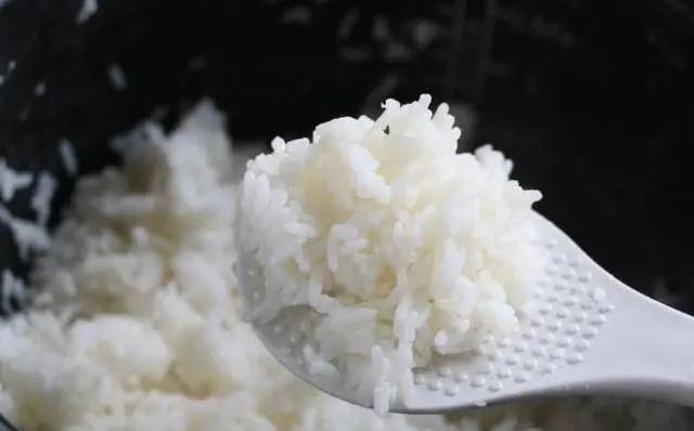 煮米饭只会放清水可不行，学会这一招，米饭香甜又松软