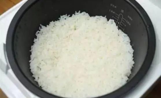 煮米饭只会放清水可不行，学会这一招，米饭香甜又松软