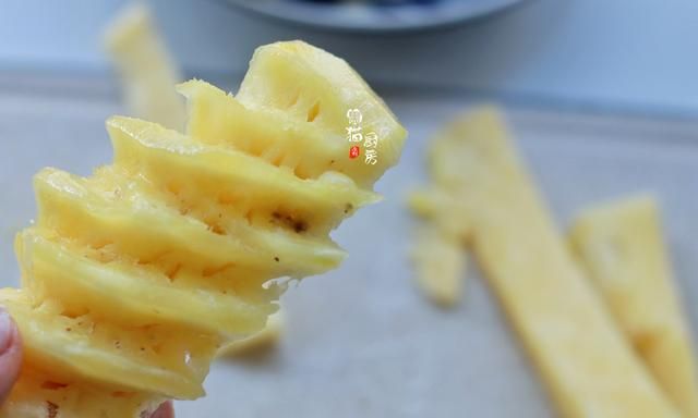 吃菠萝别再用盐水泡了，用它替代盐，菠萝不涩还倍儿甜，快收藏！
