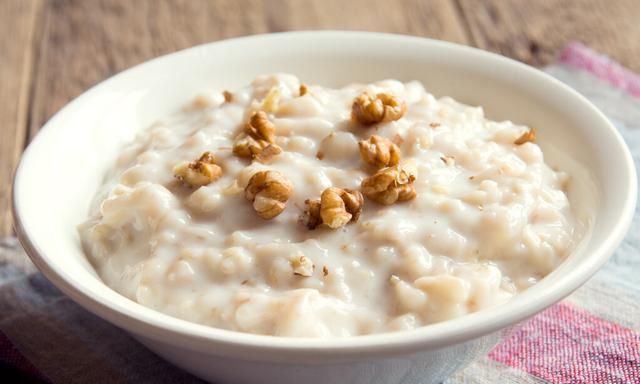 燕麦粥怎么做更美味，燕麦和杂粮、水果、干果都可搭配熬粥哦