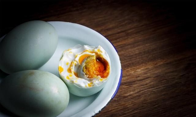 皮蛋被外媒评为“最恶心食物”，含铅高会慢性中毒？告诉你答案