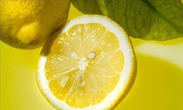 白天喝柠檬水真会变黑？喝柠檬水的最佳时间究竟是什么时候？