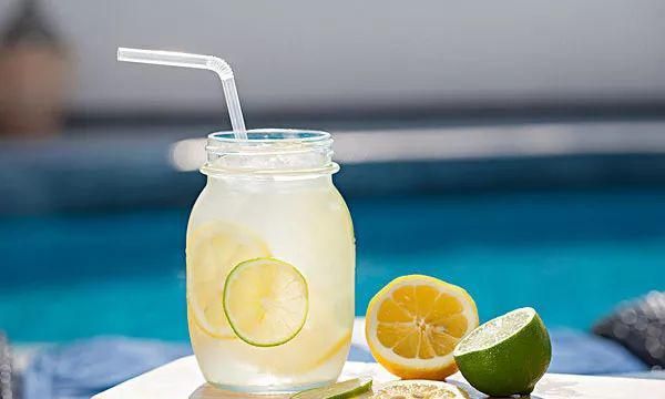白天喝柠檬水真会变黑？喝柠檬水的最佳时间究竟是什么时候？
