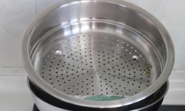 如何给不锈钢锅开锅？拿到可别直接用，教你开锅养锅方法