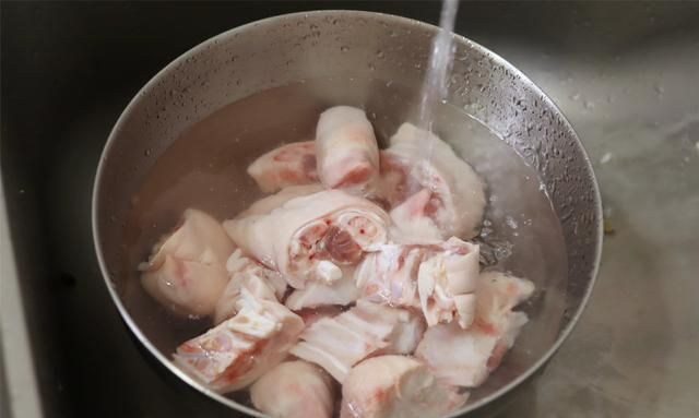 做红焖猪蹄，记得加2样食材和猪蹄炖一起，香而不腻，酥烂软糯