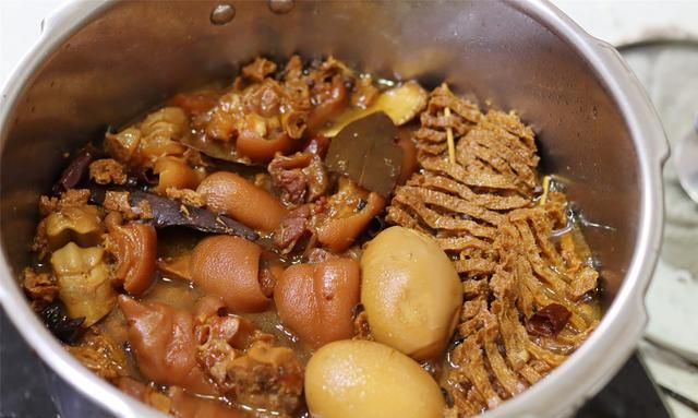 做红焖猪蹄，记得加2样食材和猪蹄炖一起，香而不腻，酥烂软糯