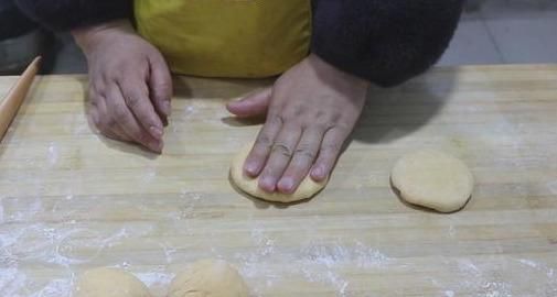 发面红薯饼这样做真馋人！香甜软糯又营养，放凉也不硬