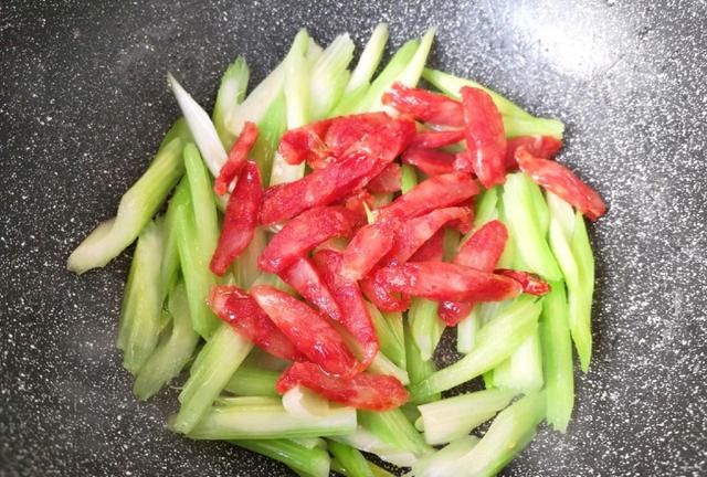 芹菜和腊肠是“天生一对”，简单炒一炒，鲜香可口