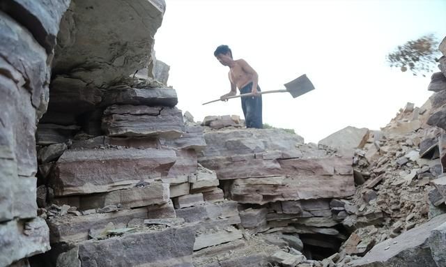 河南小山村满山石头变成宝，石头造福全村人派上大用场