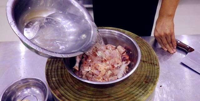 大盘鸡的家庭做法，厨师长传统手法简单烹饪，够香够辣够过瘾