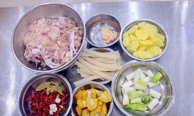 大盘鸡的家庭做法，厨师长传统手法简单烹饪，够香够辣够过瘾