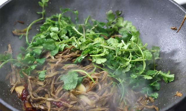 吃干豆角，要记住“先油后水”，熟得快还软乎，味道香入味好吃