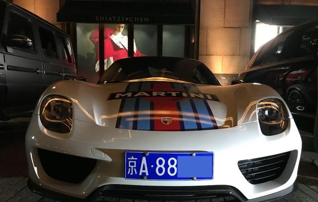上海半岛酒店门口，三台婚车引关注，总价超6000万，国内罕见