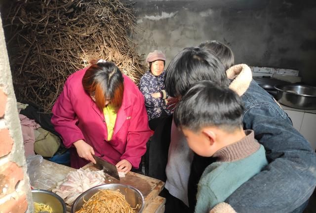 女儿回娘家送年礼，做亳州名菜原油肉，农村地锅蒸肉就是香