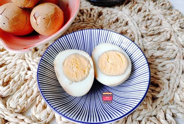 煮茶叶蛋，鸡蛋别直接放进卤水里，分享正确做法，蛋黄蛋白都入味