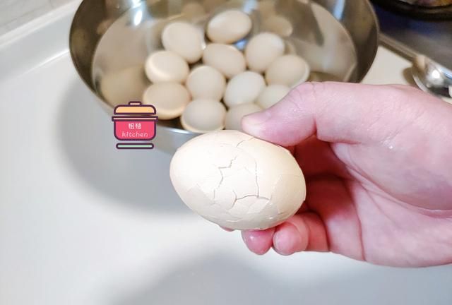 煮茶叶蛋，鸡蛋别直接放进卤水里，分享正确做法，蛋黄蛋白都入味