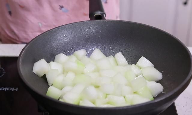 原来冬瓜和干虾仁是绝配，鲜香软滑，汤汁下饭，不懂吃法亏了