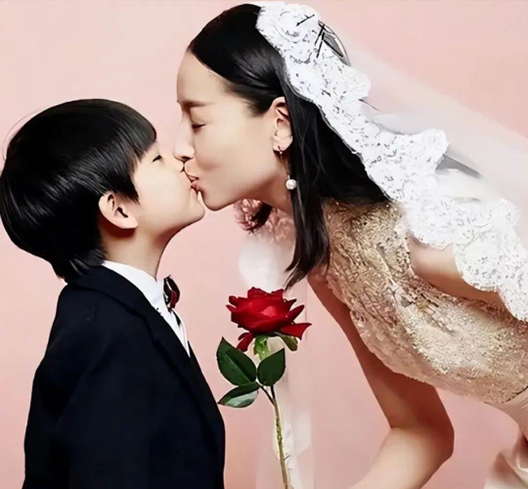 激吻门之后，潘粤明9年没见儿子，董洁却与儿子上演“错位的爱”