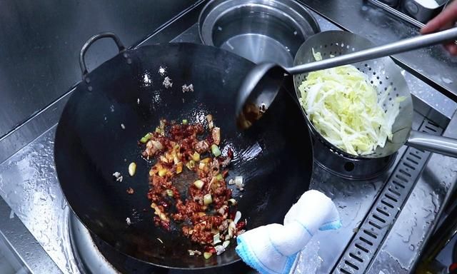 白菜肉末炒粉条的家常做法，好吃下饭快，简单易学，一大盆不够吃