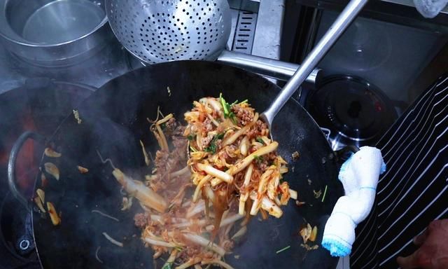 白菜肉末炒粉条的家常做法，好吃下饭快，简单易学，一大盆不够吃