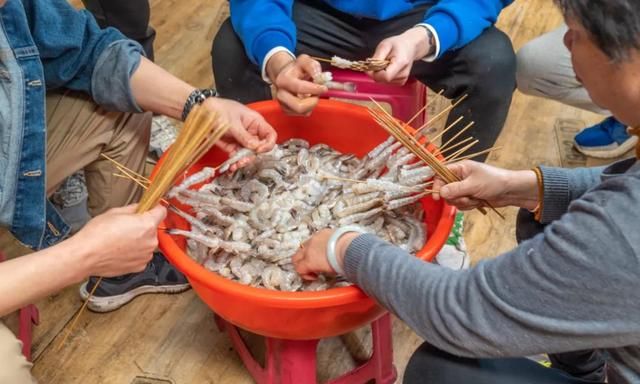 昆明的巨无霸烧烤摊，日卖上吨食材，靠一缸黑水称霸23年