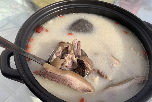 冬至，四川会东熬出来的这锅羊肉汤“黑”好喝