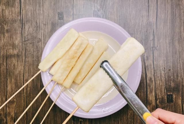 小时候的炸年糕，外表酥脆，内里软糯，附赠万能的炸串酱料