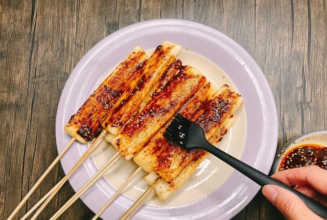 小时候的炸年糕，外表酥脆，内里软糯，附赠万能的炸串酱料