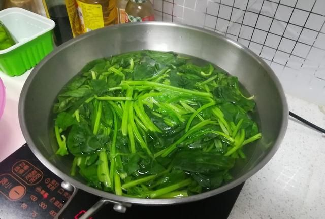 怎样凉拌菠菜,怎样凉拌菠菜花生米窍门图7