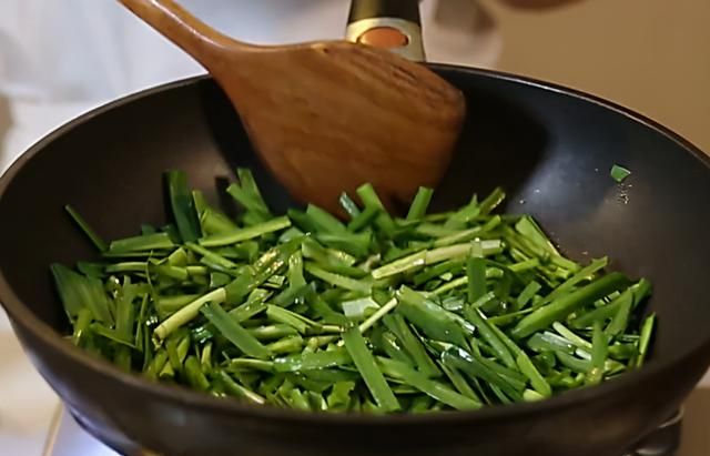 好吃的清炒韭菜鱿鱼条，鲜嫩爽口，简单营养，适合孩子的家常美味