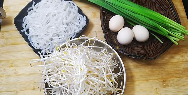 韭菜炒鸡蛋，加点粉条和豆芽一起做，这样做营养味美，好吃下饭 