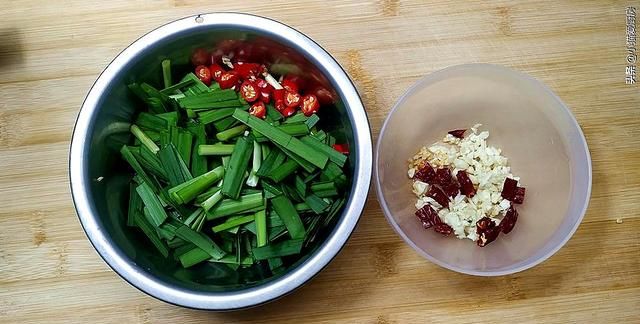 韭菜炒鸡蛋，加点粉条和豆芽一起做，这样做营养味美，好吃下饭 