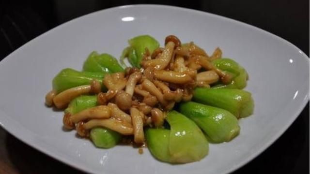 蟹味菇怎么吃更美味呢(蒜香蟹味菇做法简单营养美味)图5