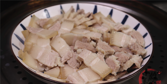 五花肉放锅上蒸一蒸，出锅秒变美食，从没见过这做法，真香